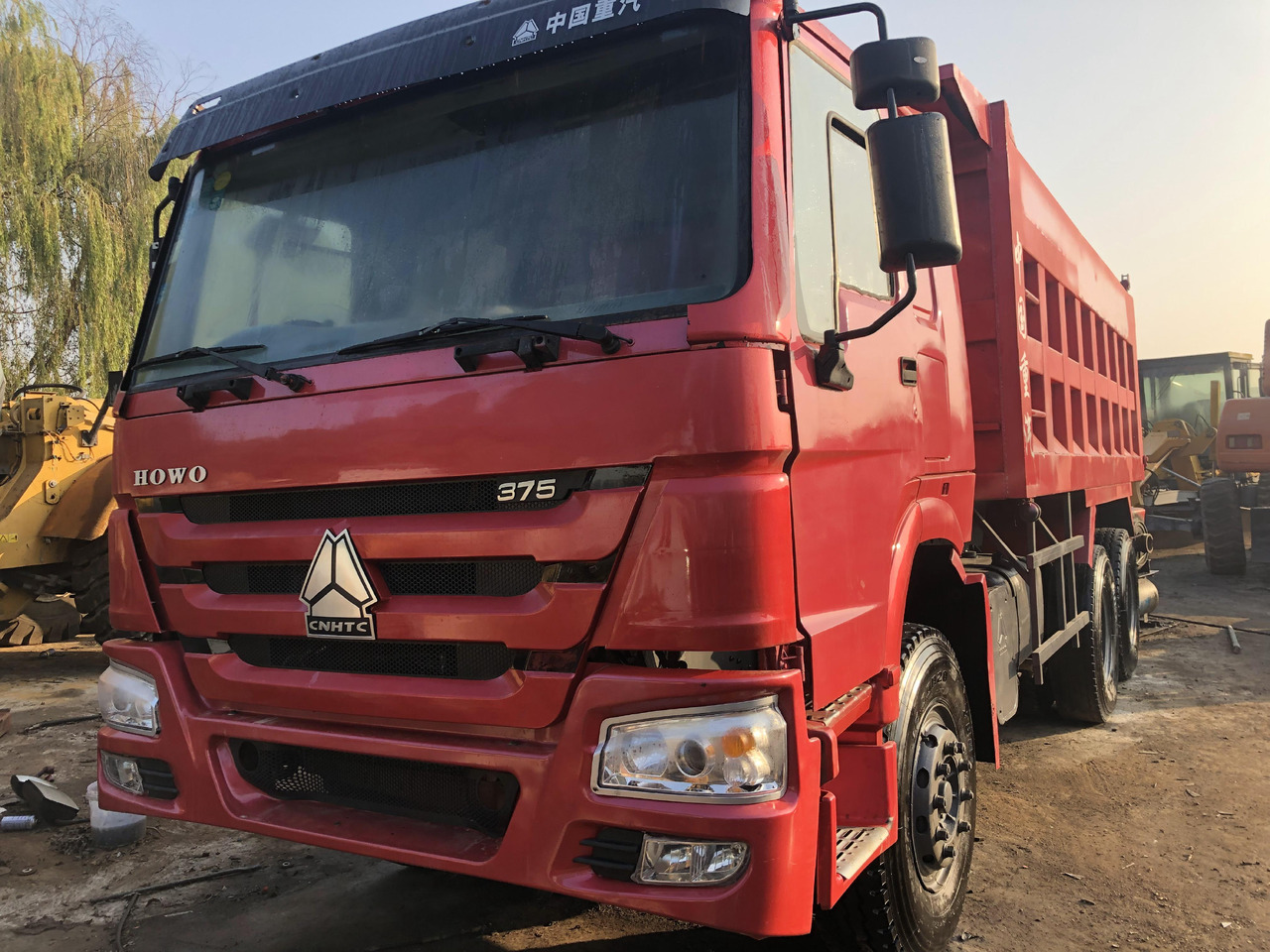 SINOTRUK HOWO - Caminhão basculante: foto 1 SINOTRUK HOWO - Caminhão basculante: foto 1