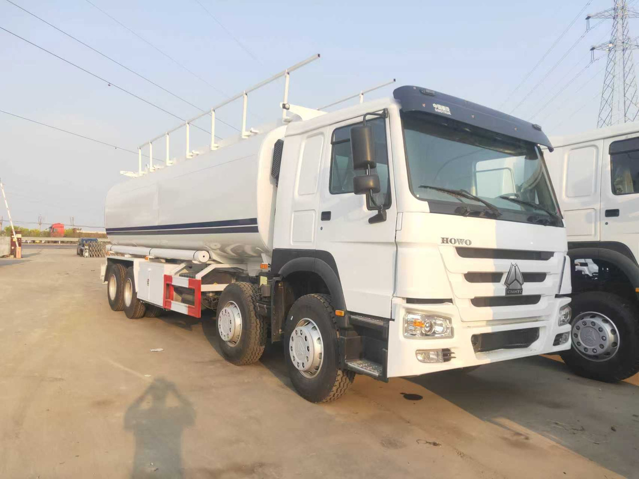 SINOTRUK HOWO Fuel Tank - Caminhão tanque: foto 1 SINOTRUK HOWO Fuel Tank - Caminhão tanque: foto 1