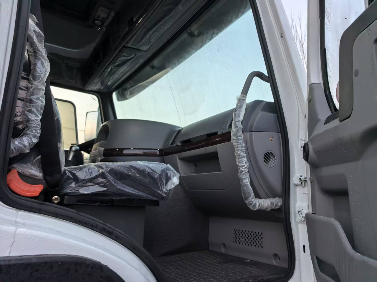 SINOTRUK Howo 6*4 - Caminhão basculante: foto 3 SINOTRUK Howo 6*4 - Caminhão basculante: foto 3