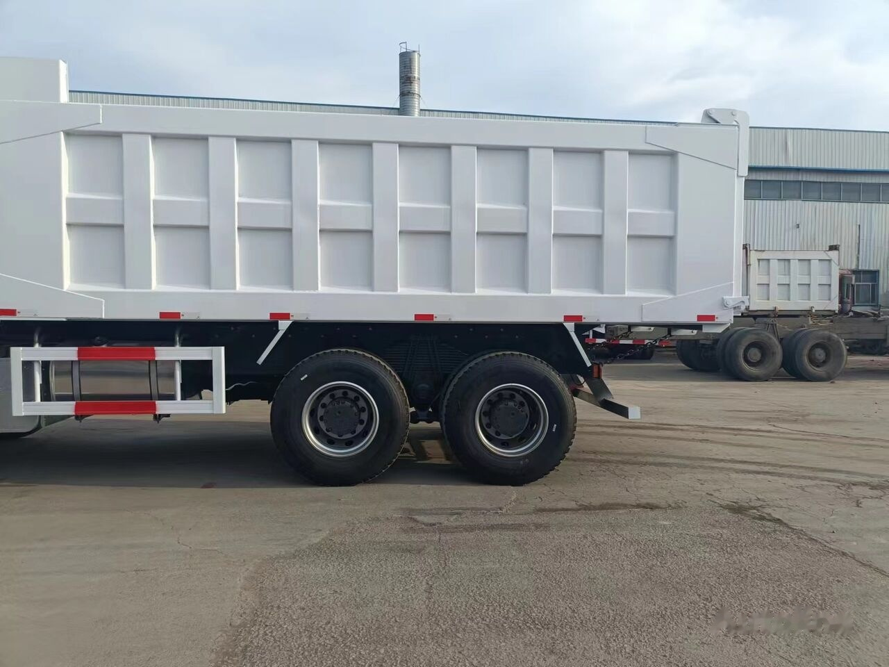 Caminhão basculante Sinotruk Howo 6*4: foto 8 Caminhão basculante Sinotruk Howo 6*4: foto 8