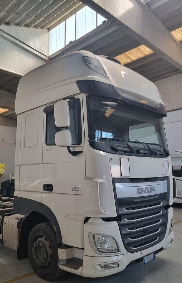 DAF XF 440 Euro 6 - Full Pneumatico - 2015 - Caminhão transportador de contêineres/ Caixa móvel: foto 2 DAF XF 440 Euro 6 - Full Pneumatico - 2015 - Caminhão transportador de contêineres/ Caixa móvel: foto 2