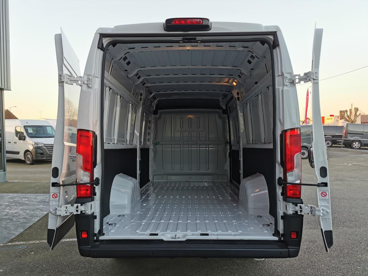 FIAT Ducato Tôlé Maxi 3.5 XL H2 2.2 - 140 S&S III FOURGON TOLE Fourgon Tôlé - Furgão: foto 3 FIAT Ducato Tôlé Maxi 3.5 XL H2 2.2 - 140 S&S III FOURGON TOLE Fourgon Tôlé - Furgão: foto 3