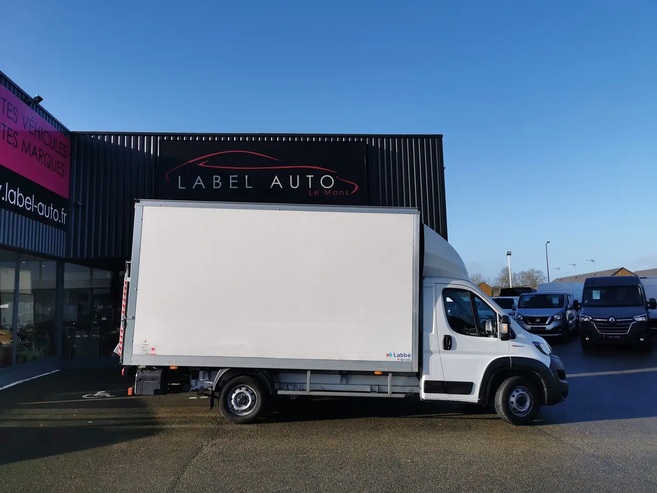 Fiat Ducato 3.5 L H3-POWER 140CH MAXI HEAVY DUTY CAISSE 20M³ + HAYON 750KG + AUVENT PACK PRO - Carrinha de contentor: foto 1 Fiat Ducato 3.5 L H3-POWER 140CH MAXI HEAVY DUTY CAISSE 20M³ + HAYON 750KG + AUVENT PACK PRO - Carrinha de contentor: foto 1
