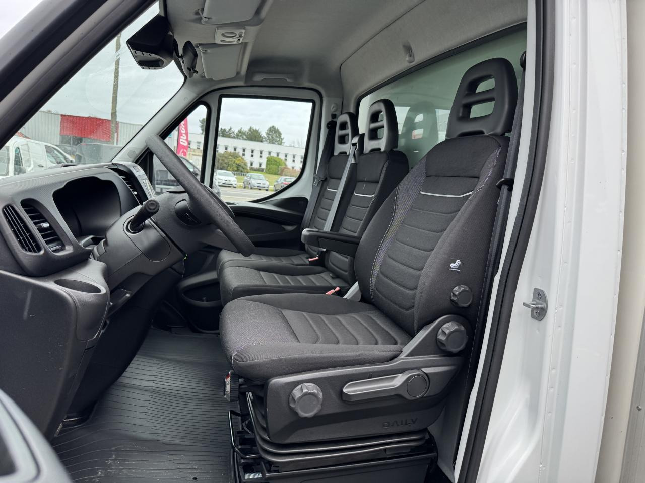 IVECO Daily 35 C 16H3.0 - BV Hi-Matic (Quad-Tor) CHASSIS CABINE CAISSE 20M3 - Carrinha de contentor: foto 4 IVECO Daily 35 C 16H3.0 - BV Hi-Matic (Quad-Tor) CHASSIS CABINE CAISSE 20M3 - Carrinha de contentor: foto 4