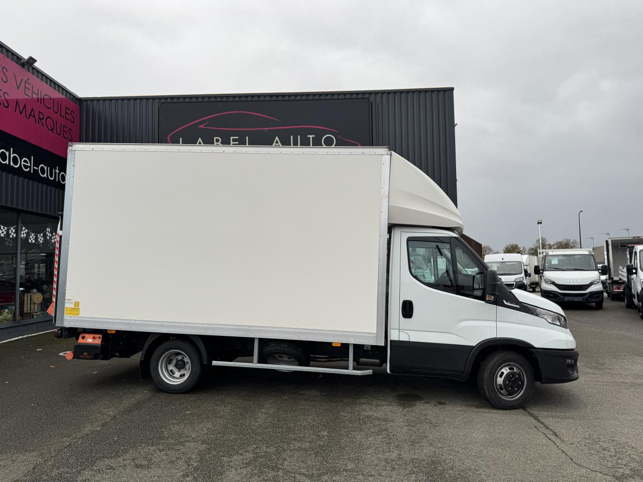 IVECO Daily 35 C 16H3.0 - BV Hi-Matic (Quad-Tor) CHASSIS CABINE CAISSE 20M3 - Carrinha de contentor: foto 1 IVECO Daily 35 C 16H3.0 - BV Hi-Matic (Quad-Tor) CHASSIS CABINE CAISSE 20M3 - Carrinha de contentor: foto 1