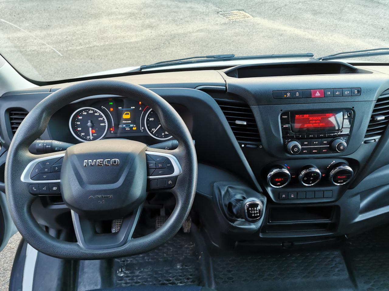 IVECO daily 35C14 BENNE COFFRE DOUBLE CABINE 6 places - Furgão basculante: foto 4 IVECO daily 35C14 BENNE COFFRE DOUBLE CABINE 6 places - Furgão basculante: foto 4