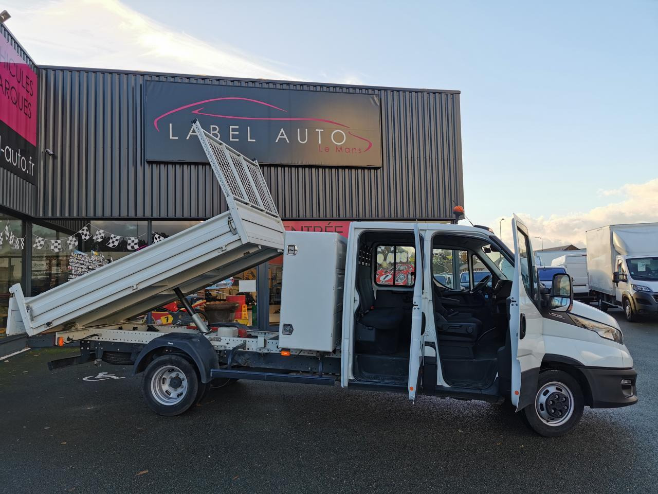 Iveco Daily 35C14 BENNE COFFRE DOUBLE CABINE 6 places - Furgão basculante: foto 1 Iveco Daily 35C14 BENNE COFFRE DOUBLE CABINE 6 places - Furgão basculante: foto 1