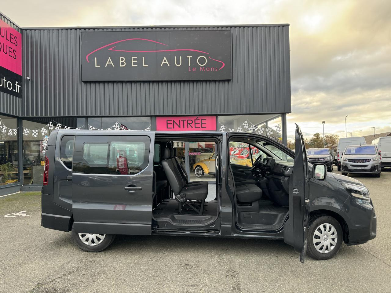 Nissan NV300 N-Connecta 3.0t L2H1 2.0 dCi - 150 - Stop/Start COMBI Combi L2H1 PHASE 2 - Automóvel: foto 1 Nissan NV300 N-Connecta 3.0t L2H1 2.0 dCi - 150 - Stop/Start COMBI Combi L2H1 PHASE 2 - Automóvel: foto 1