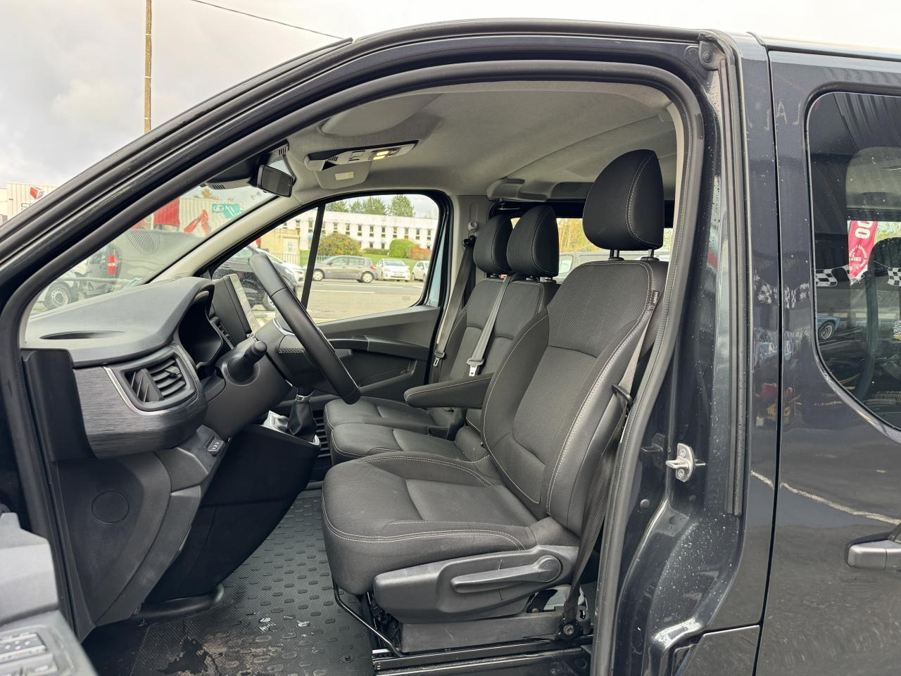 Nissan NV300 N-Connecta 3.0t L2H1 2.0 dCi - 150 - Stop/Start COMBI Combi L2H1 PHASE 2 - Automóvel: foto 5 Nissan NV300 N-Connecta 3.0t L2H1 2.0 dCi - 150 - Stop/Start COMBI Combi L2H1 PHASE 2 - Automóvel: foto 5