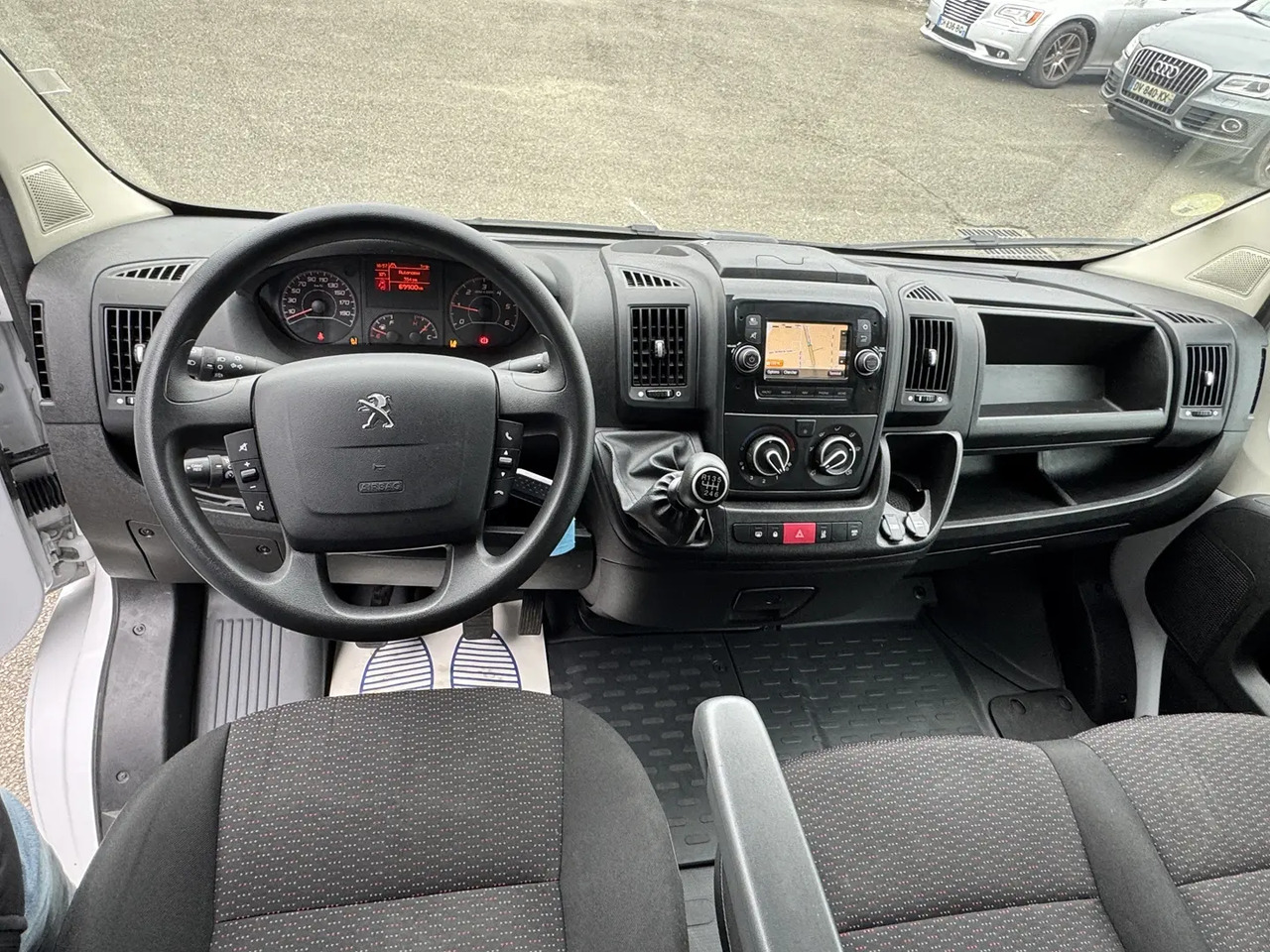 Peugeot Boxer 333 L1H1 2.2 BLUEHDI S&S 140CH ASPHALT - Furgão: foto 3 Peugeot Boxer 333 L1H1 2.2 BLUEHDI S&S 140CH ASPHALT - Furgão: foto 3