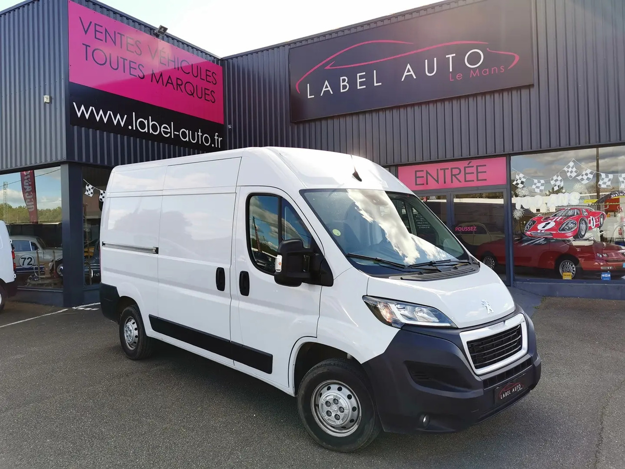 Peugeot Boxer 333 L2H2 2.2 BLUEHDI S&S 140CH ASPHALT - Furgão: foto 1 Peugeot Boxer 333 L2H2 2.2 BLUEHDI S&S 140CH ASPHALT - Furgão: foto 1