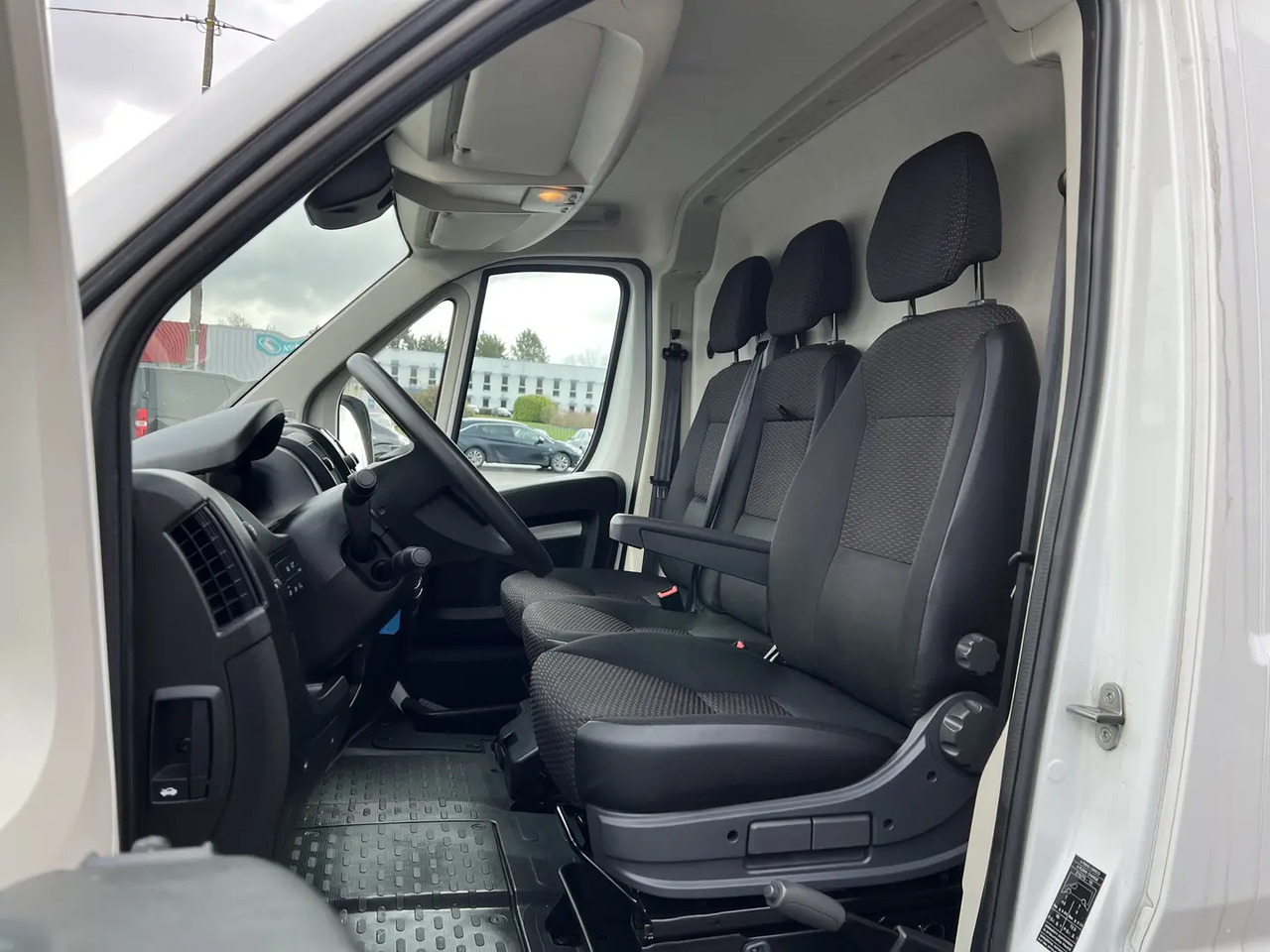 Peugeot Boxer 435 L4H3 2.2 BLUEHDI S&S 140CH ASPHALT - Furgão: foto 4 Peugeot Boxer 435 L4H3 2.2 BLUEHDI S&S 140CH ASPHALT - Furgão: foto 4