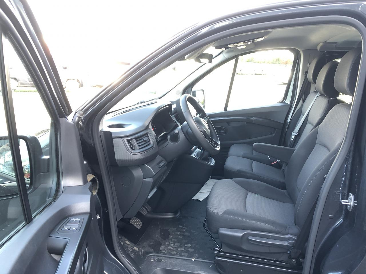 RENAULT Trafic L2 2.0 Energy dCi - 150 - S&S  III COMBI Combi Zen L2H1 PHASE 3 - Furgão de passageiros: foto 4 RENAULT Trafic L2 2.0 Energy dCi - 150 - S&S  III COMBI Combi Zen L2H1 PHASE 3 - Furgão de passageiros: foto 4