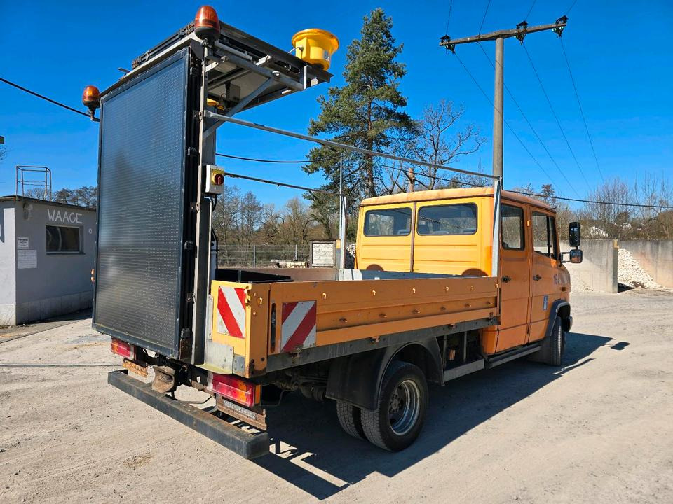 Mercedes-Benz Vario 614D Pritsche Doka 2002 Nissen VLT Verkehrsleittafel Absperrtafel LKW Vorwarntafel - Camião de caixa aberta/ Plataforma: foto 3 Mercedes-Benz Vario 614D Pritsche Doka 2002 Nissen VLT Verkehrsleittafel Absperrtafel LKW Vorwarntafel - Camião de caixa aberta/ Plataforma: foto 3