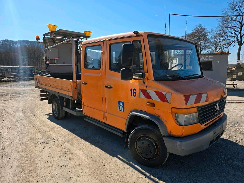 Mercedes-Benz Vario 614D Pritsche Doka 2002 Nissen VLT Verkehrsleittafel Absperrtafel LKW Vorwarntafel - Camião de caixa aberta/ Plataforma: foto 2 Mercedes-Benz Vario 614D Pritsche Doka 2002 Nissen VLT Verkehrsleittafel Absperrtafel LKW Vorwarntafel - Camião de caixa aberta/ Plataforma: foto 2
