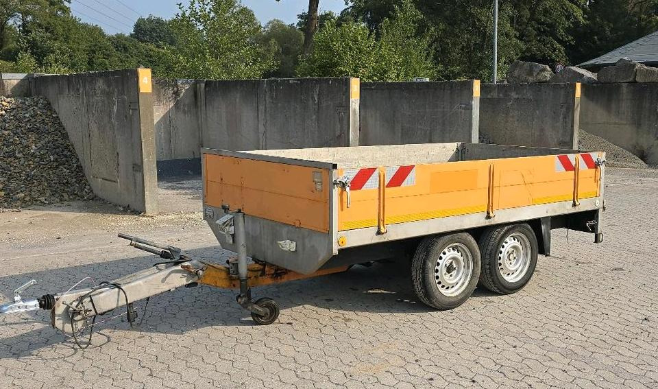 Mersch Hochlader Tieflader mit Auffahrrampen Anhänger PKW Tandemanhänger Wechselzugöse Höhenverstellbare Zugdeichsel - Reboque plataforma/ Caixa aberta: foto 1 Mersch Hochlader Tieflader mit Auffahrrampen Anhänger PKW Tandemanhänger Wechselzugöse Höhenverstellbare Zugdeichsel - Reboque plataforma/ Caixa aberta: foto 1