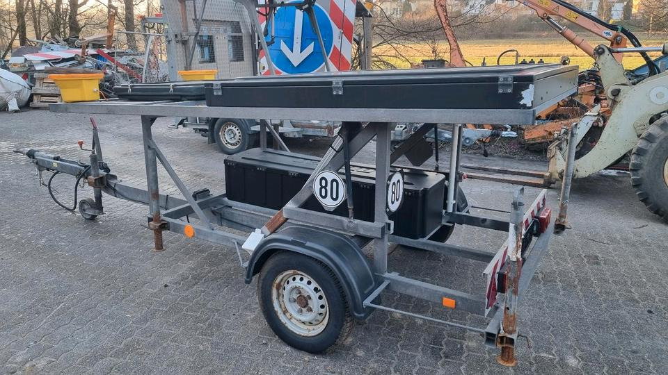Nissen VLT LED Verkehrsleittafel Verkehrsleitanhänger Verkehrssicherungsanhänger Leitanhänger Leittafel Baustellenabsicherung RSA21 - Reboque: foto 1 Nissen VLT LED Verkehrsleittafel Verkehrsleitanhänger Verkehrssicherungsanhänger Leitanhänger Leittafel Baustellenabsicherung RSA21 - Reboque: foto 1