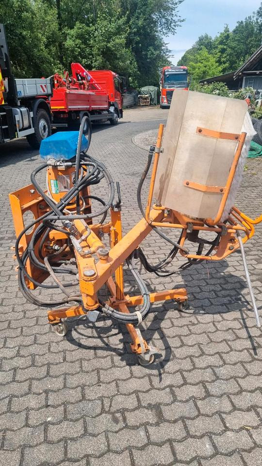 Schmidt RPS-H Leitpfostenwaschgerät Mulag Leitblankenwaschgerät für Unimog 405 u300 400 500 423 318 430 427 527 - Vassoura: foto 1 Schmidt RPS-H Leitpfostenwaschgerät Mulag Leitblankenwaschgerät für Unimog 405 u300 400 500 423 318 430 427 527 - Vassoura: foto 1