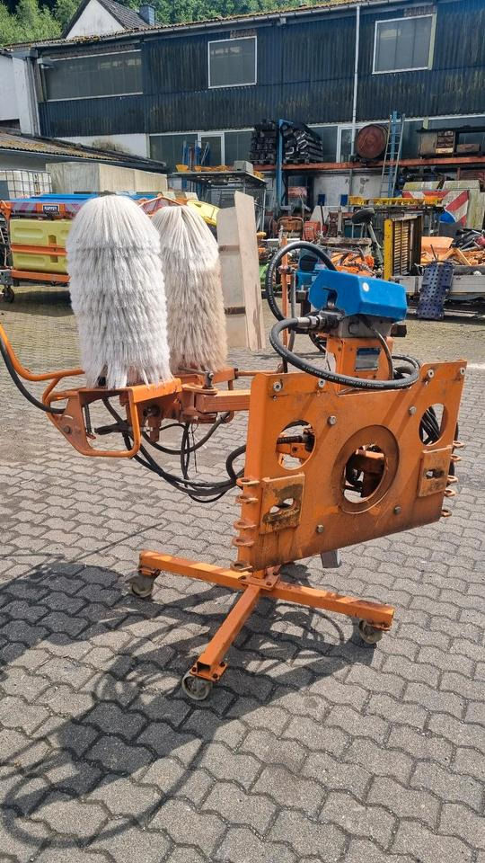 Schmidt RPS-H Leitpfostenwaschgerät Mulag Leitblankenwaschgerät für Unimog 405 u300 400 500 423 318 430 427 527 - Vassoura: foto 4 Schmidt RPS-H Leitpfostenwaschgerät Mulag Leitblankenwaschgerät für Unimog 405 u300 400 500 423 318 430 427 527 - Vassoura: foto 4