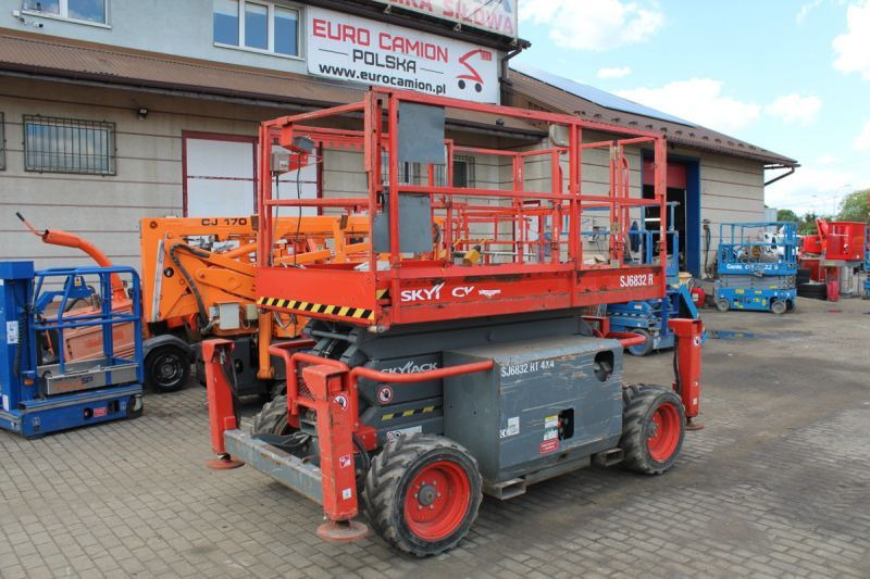 Skyjack podnośnik nożycowy 4x4 spalinowy 12 m Skyjack SJ6832RT - Plataforma de Tijera/ Plataforma de tesoura: foto 1 Skyjack podnośnik nożycowy 4x4 spalinowy 12 m Skyjack SJ6832RT - Plataforma de Tijera/ Plataforma de tesoura: foto 1