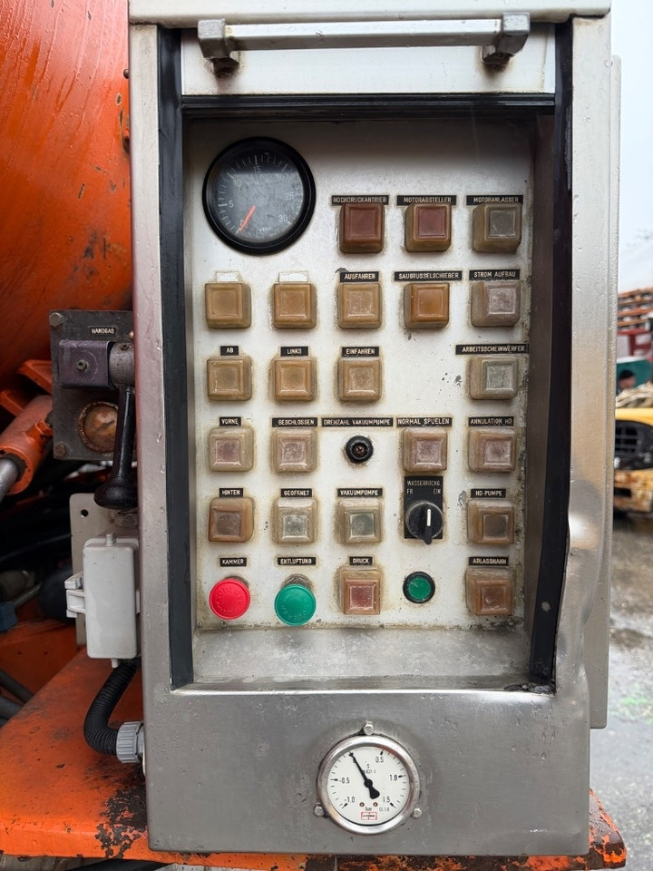 MAN 32.402 VF 8x4 - Caminhão limpa fossa: foto 4 MAN 32.402 VF 8x4 - Caminhão limpa fossa: foto 4