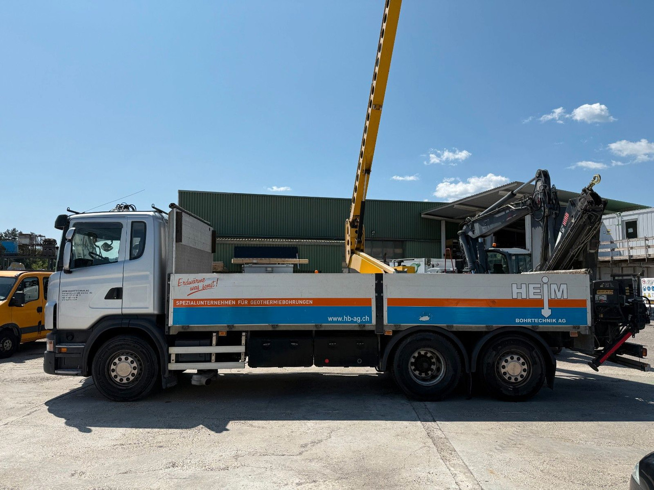 Scania G440 Brücke mit Ladekran - Camião de caixa aberta/ Plataforma, Caminhão grua: foto 1 Scania G440 Brücke mit Ladekran - Camião de caixa aberta/ Plataforma, Caminhão grua: foto 1