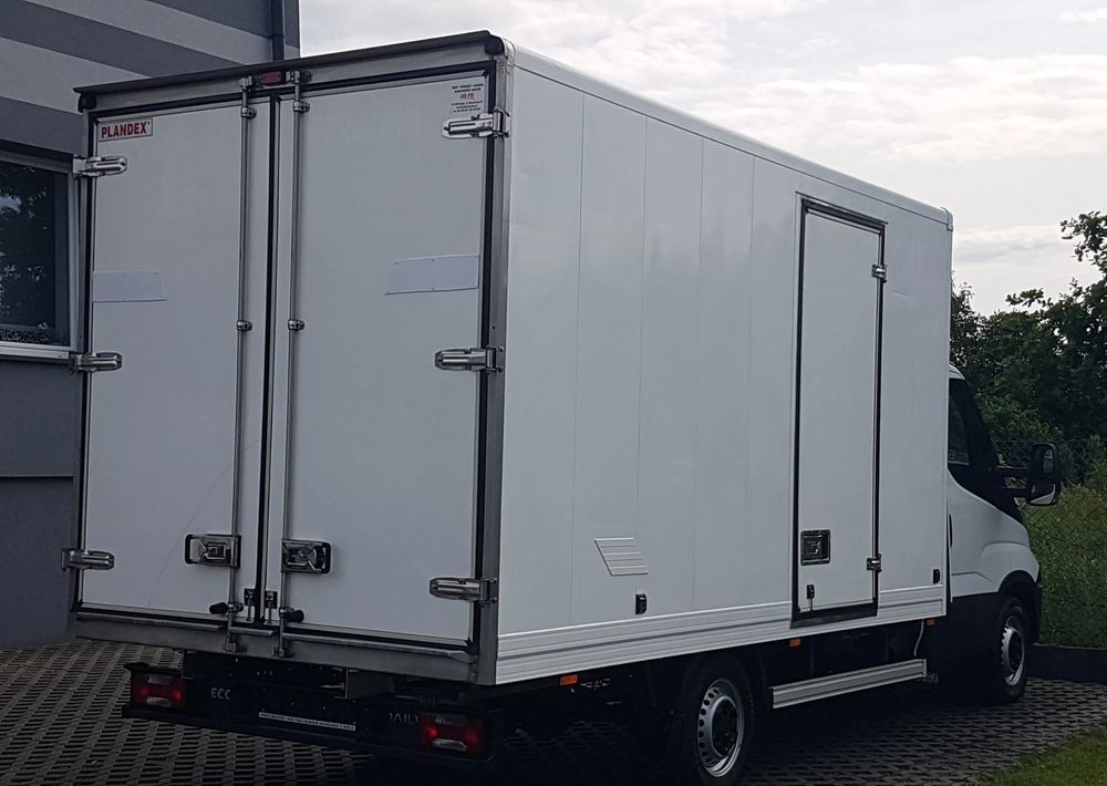 Iveco DAILY 3,0 KLIMA 8EP KONTENER 4,22x2,10x2,11 AC KRAJOWY DMC 3500 KG 35-150 - Carrinha de contentor: foto 4 Iveco DAILY 3,0 KLIMA 8EP KONTENER 4,22x2,10x2,11 AC KRAJOWY DMC 3500 KG 35-150 - Carrinha de contentor: foto 4
