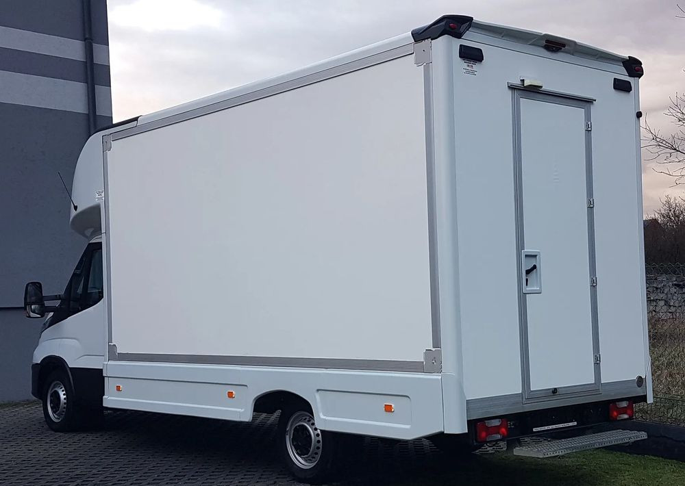 Iveco DAILY KONTENER NISKOPODŁOGOWY 4,43x2,23x2,42 SKLEP KAMPER KONIOWÓZ BAR KLIMA - Carrinha de contentor: foto 3 Iveco DAILY KONTENER NISKOPODŁOGOWY 4,43x2,23x2,42 SKLEP KAMPER KONIOWÓZ BAR KLIMA - Carrinha de contentor: foto 3