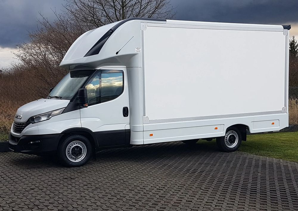 Iveco DAILY KONTENER NISKOPODŁOGOWY 4,43x2,23x2,42 SKLEP KAMPER KONIOWÓZ BAR KLIMA - Carrinha de contentor: foto 2 Iveco DAILY KONTENER NISKOPODŁOGOWY 4,43x2,23x2,42 SKLEP KAMPER KONIOWÓZ BAR KLIMA - Carrinha de contentor: foto 2