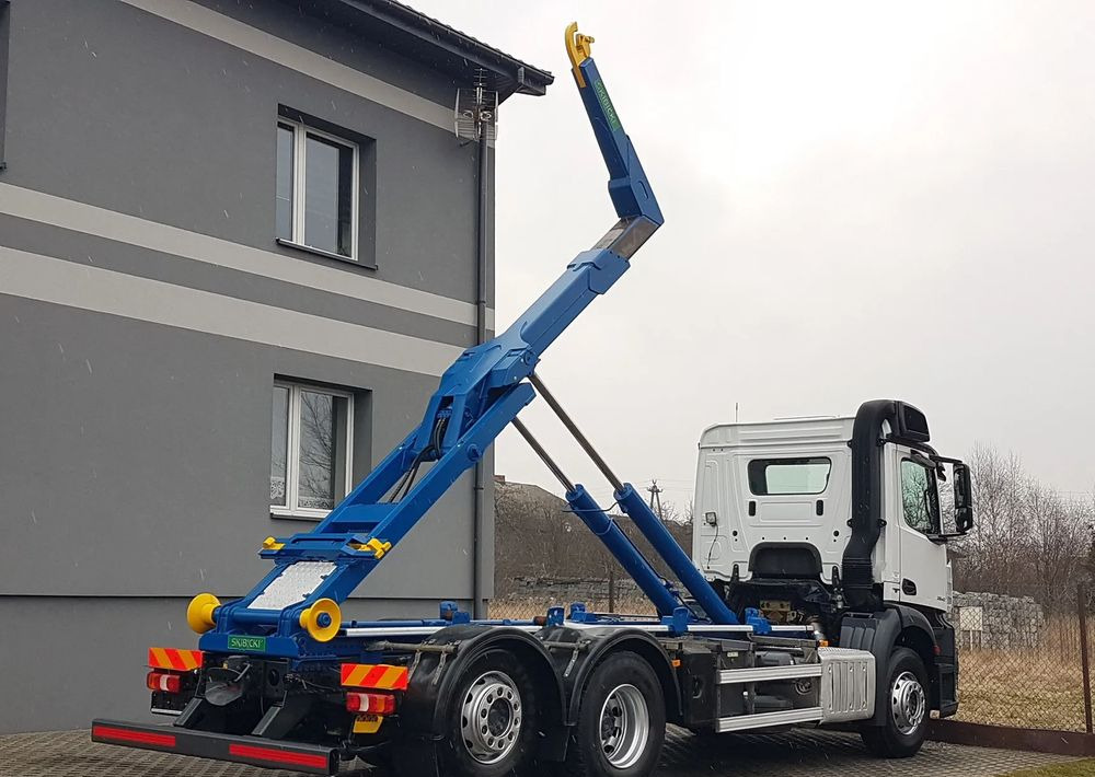Mercedes-Benz ANTOS ACTROS HAKOWIEC 3 OSIE 6x2 KLIMA HAKOWIEC DO KONTENERÓW - Caminhão polibenne: foto 4 Mercedes-Benz ANTOS ACTROS HAKOWIEC 3 OSIE 6x2 KLIMA HAKOWIEC DO KONTENERÓW - Caminhão polibenne: foto 4