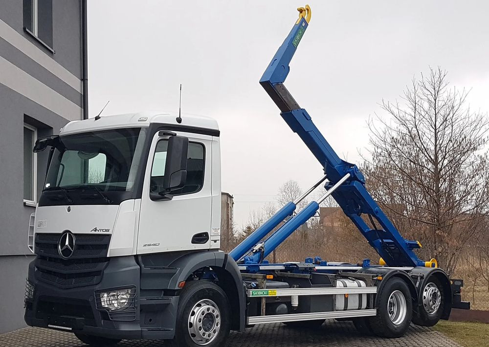Mercedes-Benz ANTOS ACTROS HAKOWIEC 3 OSIE 6x2 KLIMA HAKOWIEC DO KONTENERÓW - Caminhão polibenne: foto 2 Mercedes-Benz ANTOS ACTROS HAKOWIEC 3 OSIE 6x2 KLIMA HAKOWIEC DO KONTENERÓW - Caminhão polibenne: foto 2