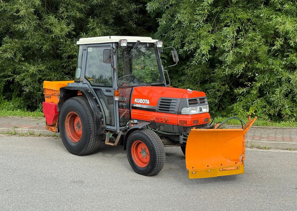 Kubota * Traktor KUBOTA L4200 * 4x4 * Pług Piaskarka * Wałek Przód Tył * Sprowadzony* Zimowe Utrzymanie - Trator: foto 2 Kubota * Traktor KUBOTA L4200 * 4x4 * Pług Piaskarka * Wałek Przód Tył * Sprowadzony* Zimowe Utrzymanie - Trator: foto 2
