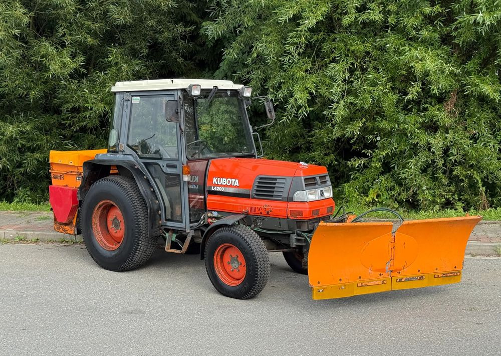 Kubota * Traktor KUBOTA L4200 * 4x4 * Pług Piaskarka * Wałek Przód Tył * Sprowadzony* Zimowe Utrzymanie - Trator: foto 1 Kubota * Traktor KUBOTA L4200 * 4x4 * Pług Piaskarka * Wałek Przód Tył * Sprowadzony* Zimowe Utrzymanie - Trator: foto 1