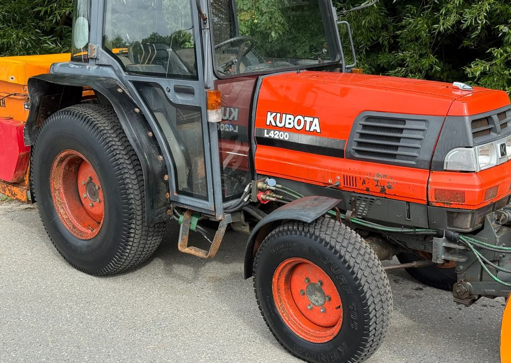 Kubota * Traktor KUBOTA L4200 * 4x4 * Pług Piaskarka * Wałek Przód Tył * Sprowadzony* Zimowe Utrzymanie - Trator: foto 4 Kubota * Traktor KUBOTA L4200 * 4x4 * Pług Piaskarka * Wałek Przód Tył * Sprowadzony* Zimowe Utrzymanie - Trator: foto 4