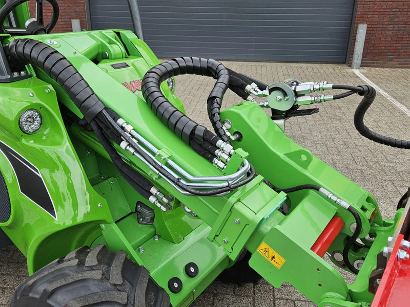 Mini carregadeira de esteiras Avant Mini-shovel 735i Rental met Kemp balenklem: foto 13