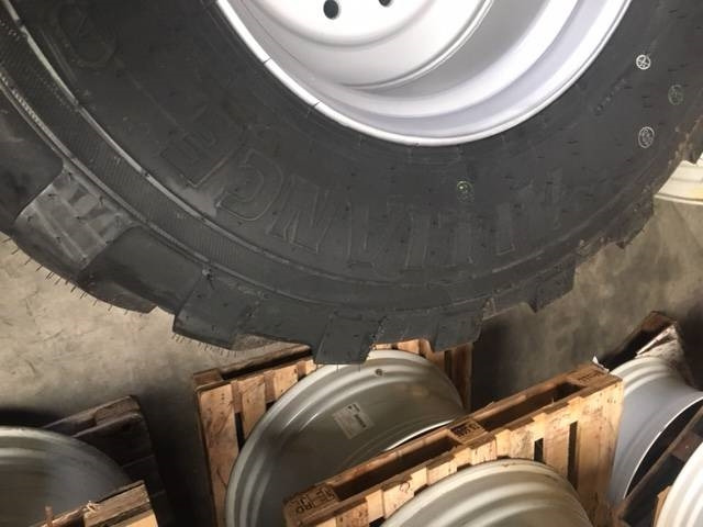Jantes e pneus de Máquina agrícola BKT 650/55 R26.5 BKT FL 630 op velg: foto 18