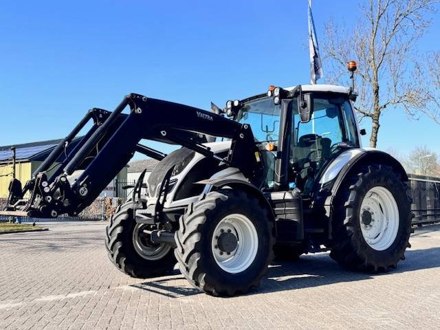 Valtra N104 Hitech5 met voorlader 4700 uur! - Trator: foto 1 Valtra N104 Hitech5 met voorlader 4700 uur! - Trator: foto 1