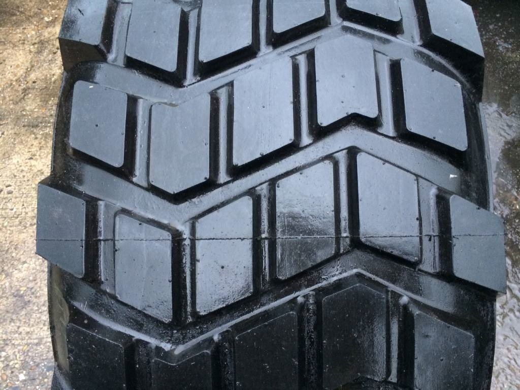 Michelin 525/65R20.5 XS - RECAP - Pneu de Máquina agrícola: foto 3 Michelin 525/65R20.5 XS - RECAP - Pneu de Máquina agrícola: foto 3