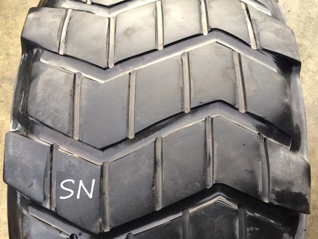 Michelin 525/65R20.5 XS - USED REGROOVED - Pneu de Máquina agrícola: foto 4 Michelin 525/65R20.5 XS - USED REGROOVED - Pneu de Máquina agrícola: foto 4