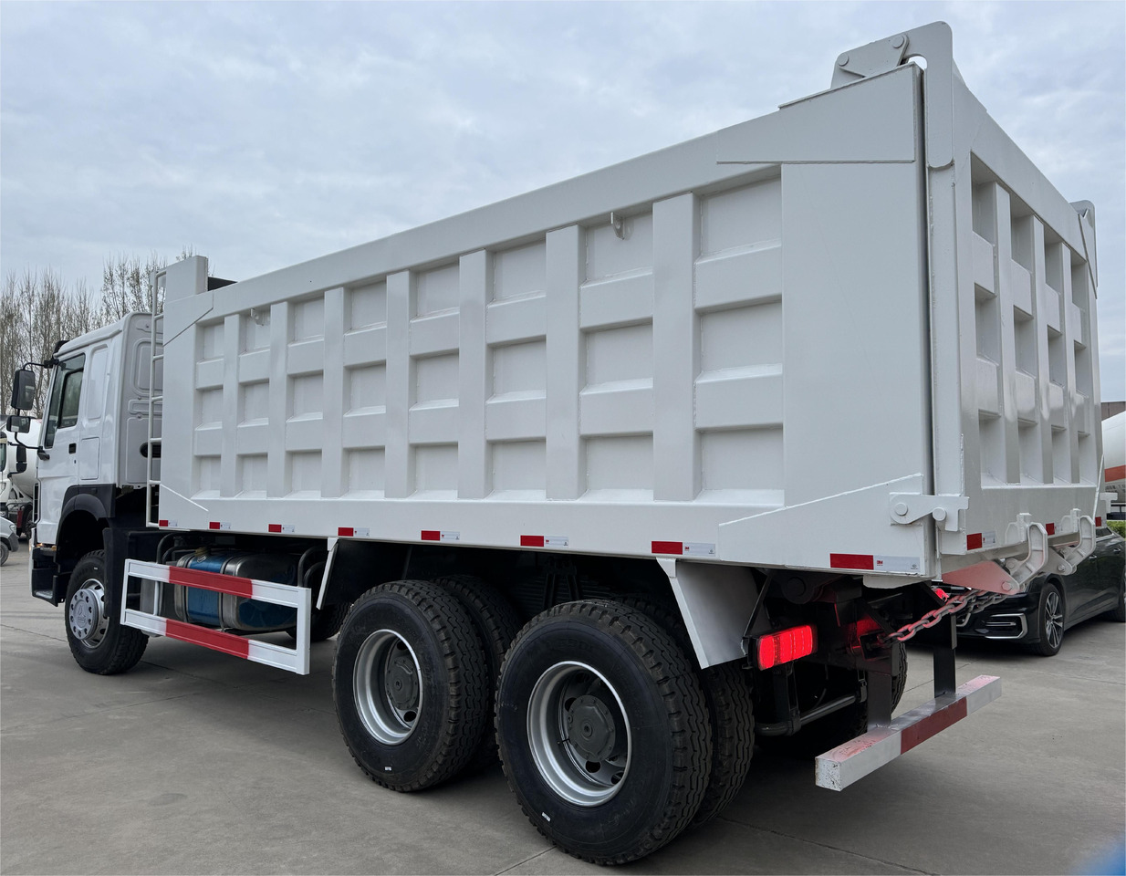 Sinotruk HOWO 371 dump truck tipper - Caminhão basculante: foto 2 Sinotruk HOWO 371 dump truck tipper - Caminhão basculante: foto 2