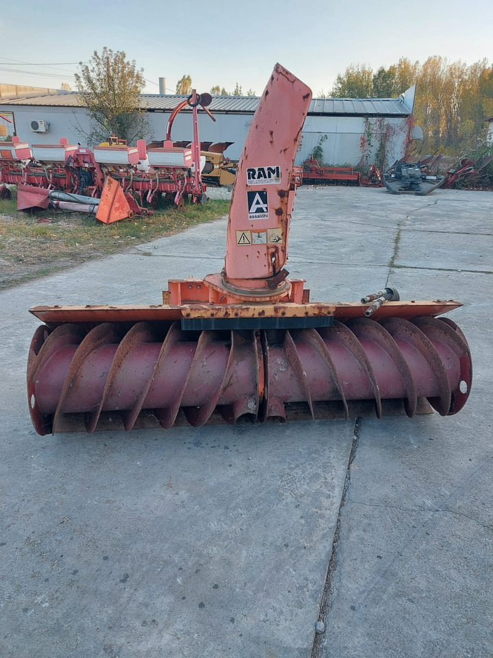 Freza zapada/Snow blower Assaloni pentru Buldoexcavator/Bobcat/Incatcator frontal - Removedor de neve de Máquina de construção: foto 1 Freza zapada/Snow blower Assaloni pentru Buldoexcavator/Bobcat/Incatcator frontal - Removedor de neve de Máquina de construção: foto 1
