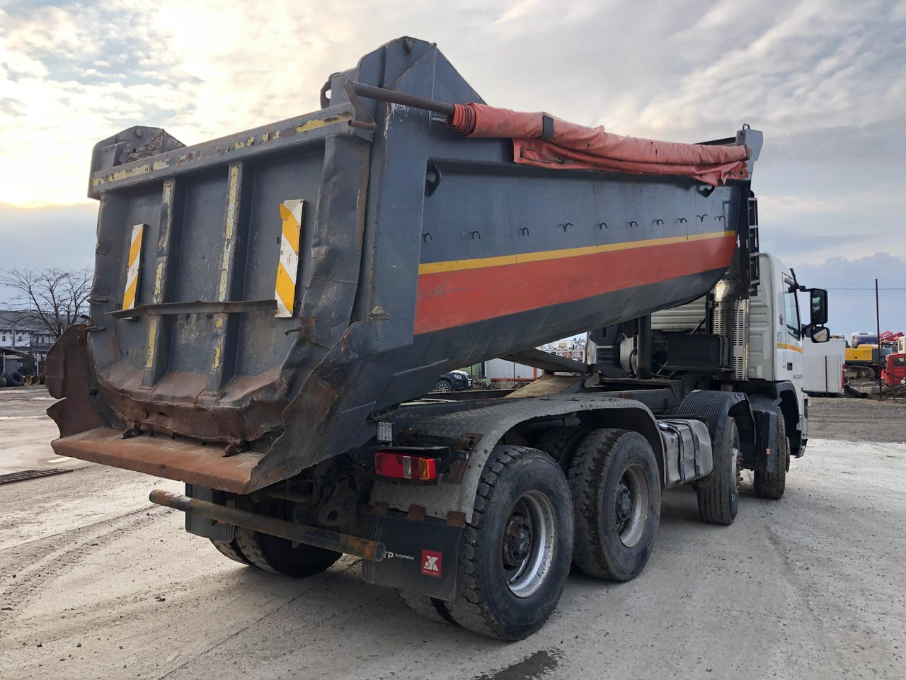 VOLVO FM 420 Tipper - Caminhão basculante: foto 3 VOLVO FM 420 Tipper - Caminhão basculante: foto 3