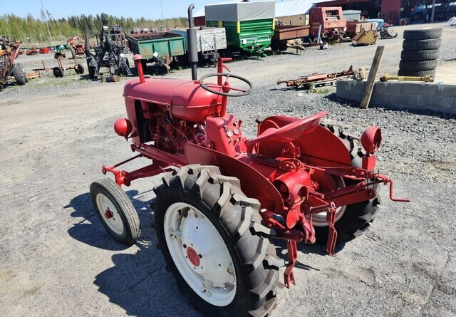 Massey Harris Traktori - bensiini - Trator: foto 4 Massey Harris Traktori - bensiini - Trator: foto 4