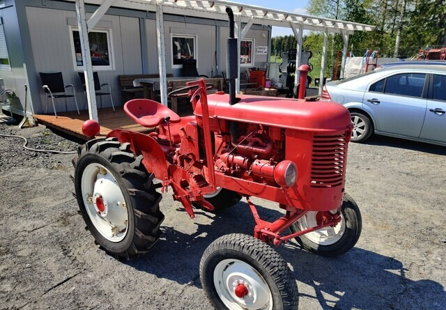 Massey Harris Traktori - bensiini - Trator: foto 1 Massey Harris Traktori - bensiini - Trator: foto 1