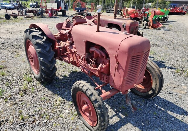 Takra traktoreita 2kpl ja varamoottori - Trator: foto 5 Takra traktoreita 2kpl ja varamoottori - Trator: foto 5