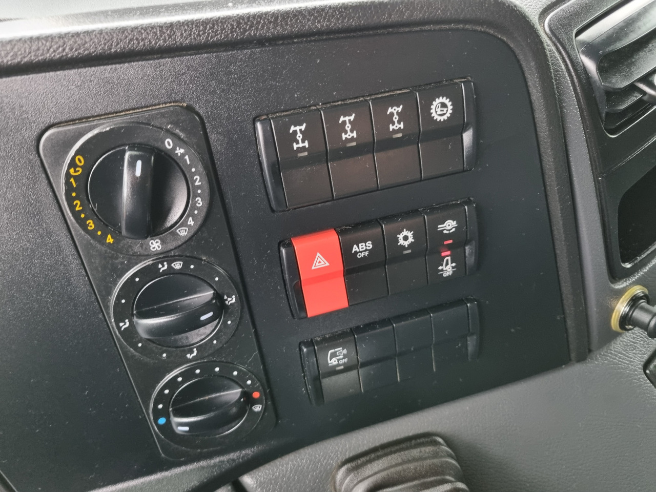 MERCEDES-BENZ ATEGO 1323 4x4 ABROLKIPPER - Caminhão polibenne: foto 3 MERCEDES-BENZ ATEGO 1323 4x4 ABROLKIPPER - Caminhão polibenne: foto 3