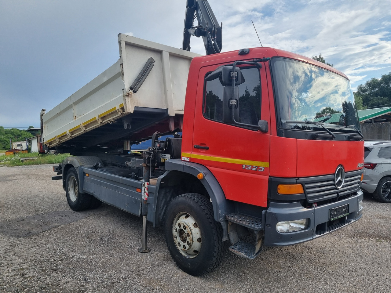 MERCEDES-BENZ ATEGO 1323 4x4 tipper + crane HIAB 095 - Caminhão basculante, Caminhão grua: foto 3 MERCEDES-BENZ ATEGO 1323 4x4 tipper + crane HIAB 095 - Caminhão basculante, Caminhão grua: foto 3