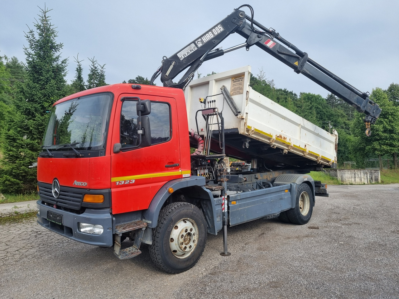 MERCEDES-BENZ ATEGO 1323 4x4 tipper + crane HIAB 095 - Caminhão basculante, Caminhão grua: foto 1 MERCEDES-BENZ ATEGO 1323 4x4 tipper + crane HIAB 095 - Caminhão basculante, Caminhão grua: foto 1