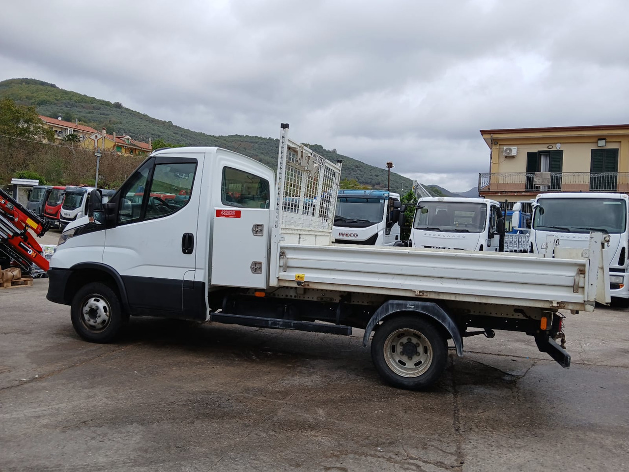IVECO DAILY 35-120 - Caminhão grua: foto 4 IVECO DAILY 35-120 - Caminhão grua: foto 4