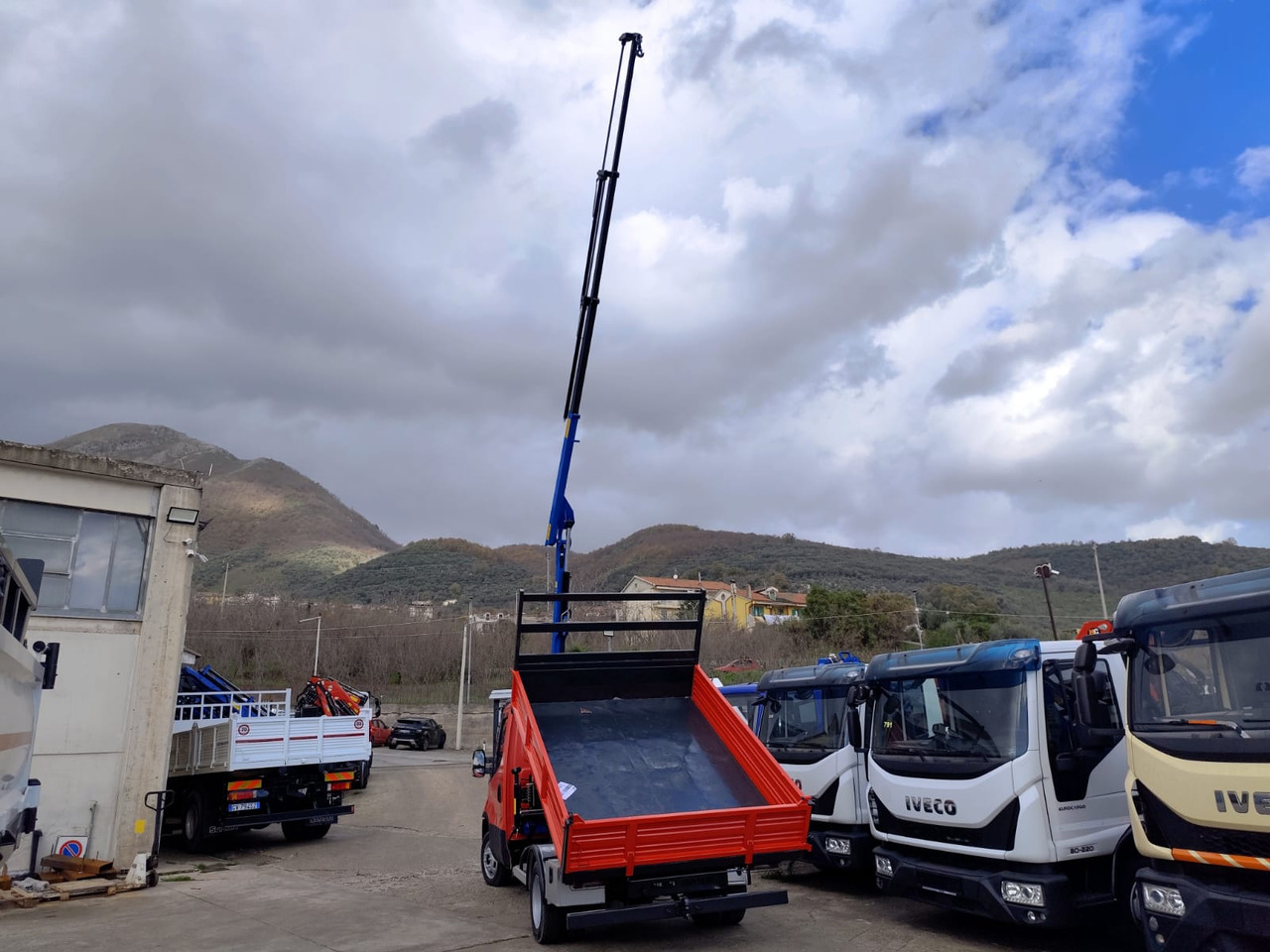 IVECO DAILY 35C13 - Caminhão grua: foto 3 IVECO DAILY 35C13 - Caminhão grua: foto 3